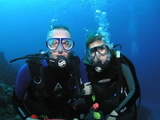  和朋友一起潜水 